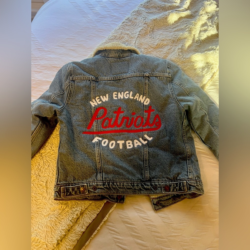 New England Patriots Levi’s Sherpa Jean Jacket - NWT, Size S